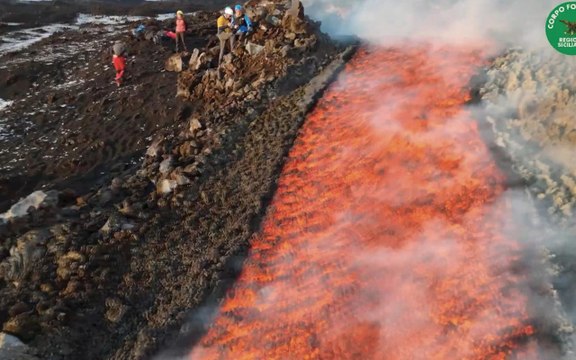 Frattura con lava su Etna: le immagini spettacolari della forestale riprese con il drone