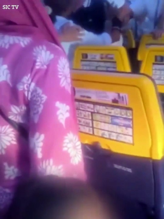 La vidéo de la  bagarre qui a éclaté à bord d’un avion Ryanair à cause des pleurs d'un bébé,, clouant le vol au sol, jusqu'à l'arrivée de la police