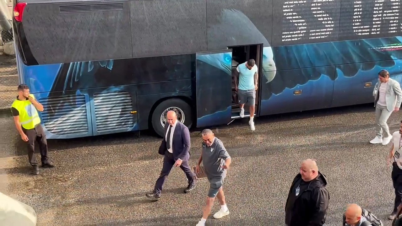 Lazio - Atromitos, i giocatori biancocelesti accolti dai tifosi