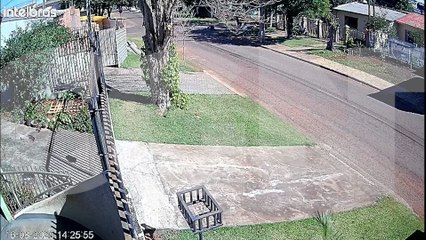 Pancada: câmera registra acidente entre duas motos no Nova Cidade