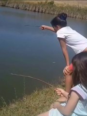 As Meninas pescando na represa, 16-08-25