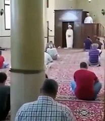 Suriye'de hükümet camiye yeni imam atadı: Eski imam iki hutbe aynı anda okundu!