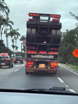 Caminhão paraguaio é flagrado transportando dois veículos de forma irregular na BR-277; veja vídeo