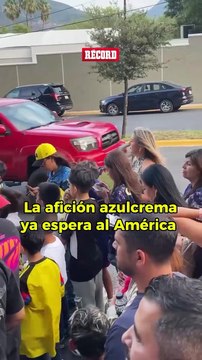 SIEMPRE FIELES 🦅La afición azulcrema ya espera a las Águilas fuera del hotel de concentración.