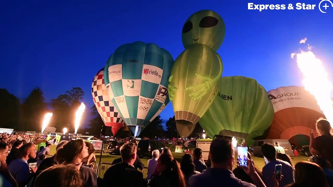 The impressive 'night glow' spectacle wows the crowd at the 2025 Oswestry Balloon Festival
