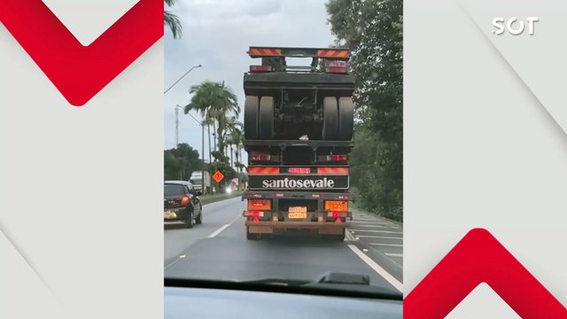 PRF flagra caminhão paraguaio carregando outros dois caminhões de forma perigosa no litoral do Paraná