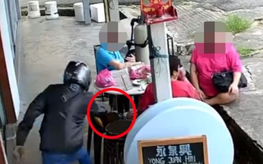 柔佛古来街头惊险抢包事件 🚨 女子用餐时遭窃贼骑摩托抢包