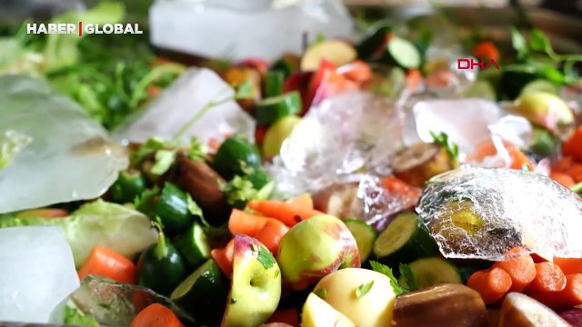 Sıcaktan bunalan hayvanlara meyveli serinlik uygulaması