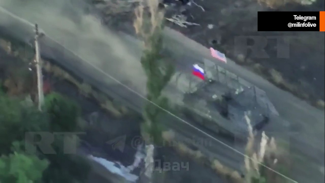 動画: ロシア、鹵獲したM113を修復し、米国とロシアの国旗とともに公開