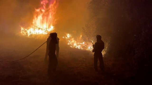 Les pompiers espagnols face aux flammes dans le nord-ouest du pays