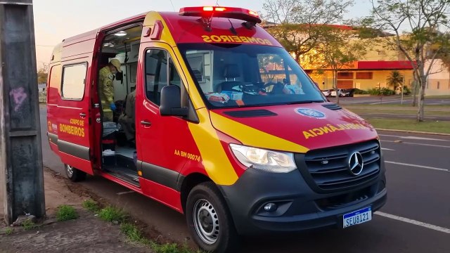 Ciclista voa contra para-brisa de carro e sofre traumatismo craniano na Avenida Brasil