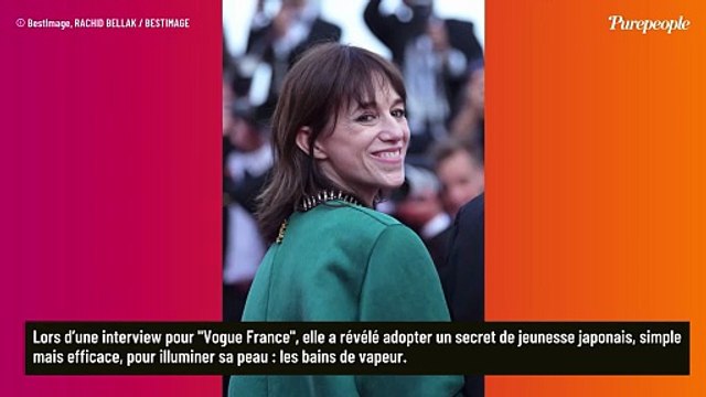 À 54 ans, Charlotte Gainsbourg a piqué le secret de jeunesse des Japonaises : J’hydrate ma peau avec des bains de...