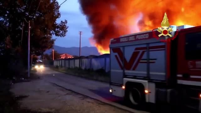 L'incendio dell'azienda di stoccaggio rifiuti a Teano