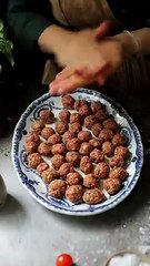 Making baked potatoes with meatballs
