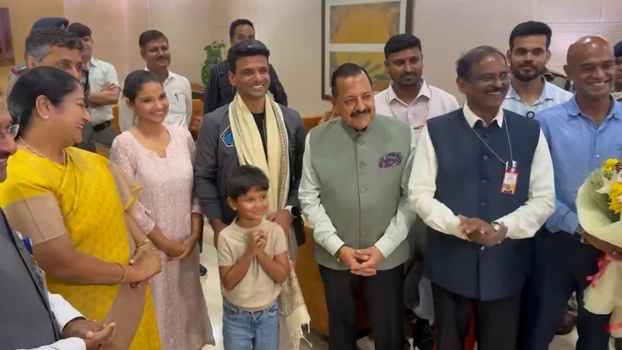 ISRO Heroes Return: Astronauts Land in Delhi to Grand Welcome