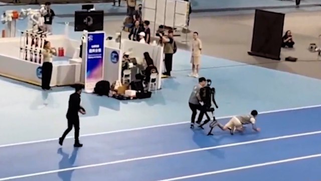 Chine : un robot humanoïde percute deux personnes