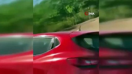 Seyir halindeki araçta uygunsuz hareketlerde bulunan zanlılar yakalandı