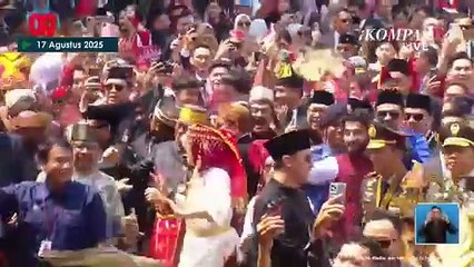 Genggam Walkie Talkie! Seskab Teddy-Paskibraka Joget 'Tabola Bale' usai Pengibaran HUT ke-80 RI