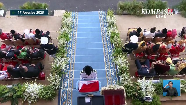 Momen Presiden Prabowo Rapikan Bendera Merah Putih saat Upacara Penurunan HUT ke-80 RI