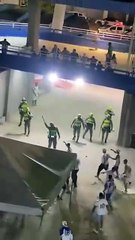 Confronto entre torcedores e policiais no fim do jogo CSA x Ituano
