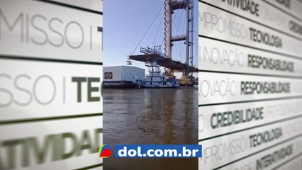 VÍDEO: Empurrador de balsa bate na ponte do Outeiro em construção