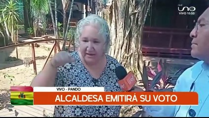 ALCALDESA DE COBIJA EMITE SU VOTO