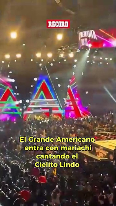 El Grande Americano entra a #TriplemaníaXXXIII cantando cielito lindo con Mariachi. Cine