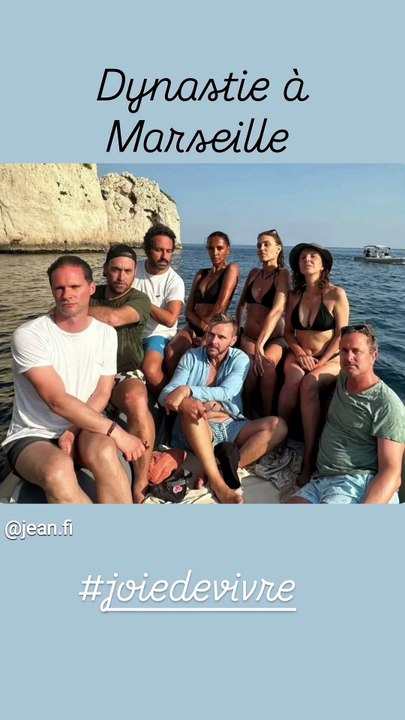 Karine Le Marchand avec ses amis, dont Jeanfi Janssens, pour fêter son 57e avec une journée en bateau dans les calanques de Marseille.
