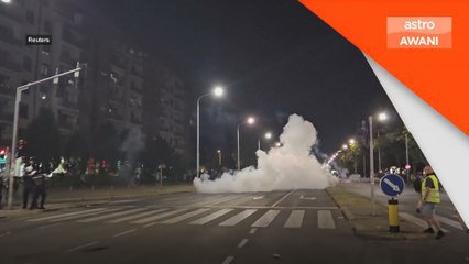 Polis guna gas pemedih mata suraikan penunjuk perasaan