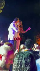 معجبة تراقص راغب علامة بحفله في لبنان