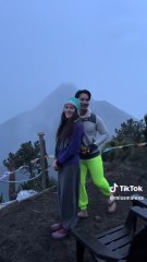 Le piden matrimonio con un volcán de fondo y... ¡entra en erupción!