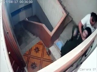 يضر:ب زوجة أخيه المسافر ضر:ب هستيري