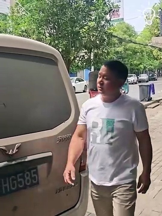 Artists transforms dusty car windows into stunning masterpieces🤩