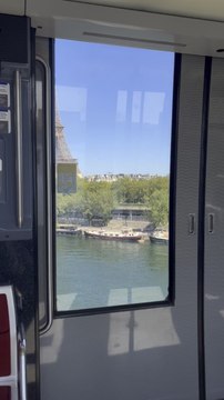 Je n’avais rien à faire dans le quartier - rien à faire sur la ligne 6 - je n’ai même pas pensé à elle en grimpant dans ce métro désert - et pourtant, quand on s’est retrouvées en tête-à-tête, bah c’était juste chouette