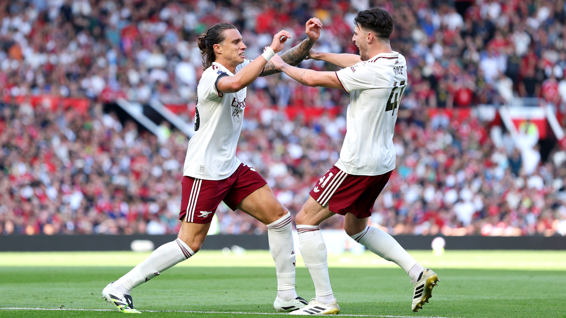 A Calafiori header enough to see Arsenal edge past Man Utd