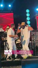 شاب يقبل يد تامر حسني على المسرح وهذا ما فعله الأخير