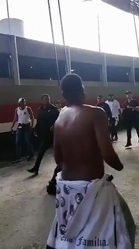 Policial leva soco e cai durante confusão entre torcidas de Santos e Vasco