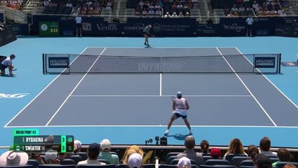 Swiatek powers past Rybakina to reach Cincinnati final