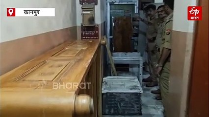 दीनू गैंग के अपराधी रवि पांडे व दीपक जादौन के घर कुर्की, लोडर में सामान रख कर ले गई पुलिस