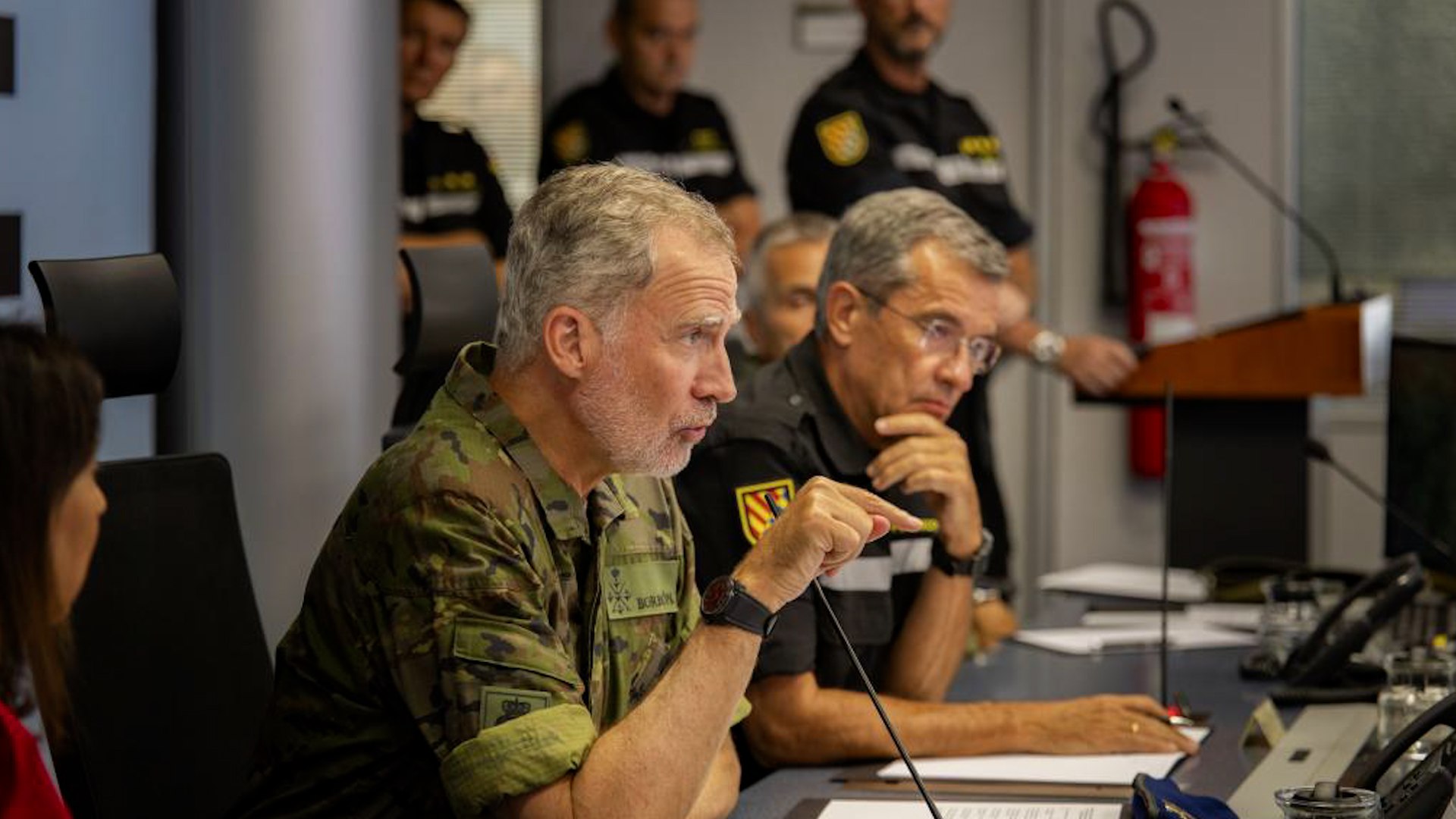 Felipe VI ha elogiado este domingo la capacidad de liderazgo de la UME y ha transmitido su �nimo a todas las unidades que la configuran, as� como el orgullo por su labor en la lucha contra los incendios que asolan Espa�a. El rey, acompa�ado por la ministra de Defensa, Margarita Robles, ha visitado durante dos horas el cuartel general de la Unidad Militar de Emergencias, ubicado en la base a�rea de Torrej�n, donde ha llegado en avi�n procedente de Grecia, donde estaba pasando un periodo de vacaciones.