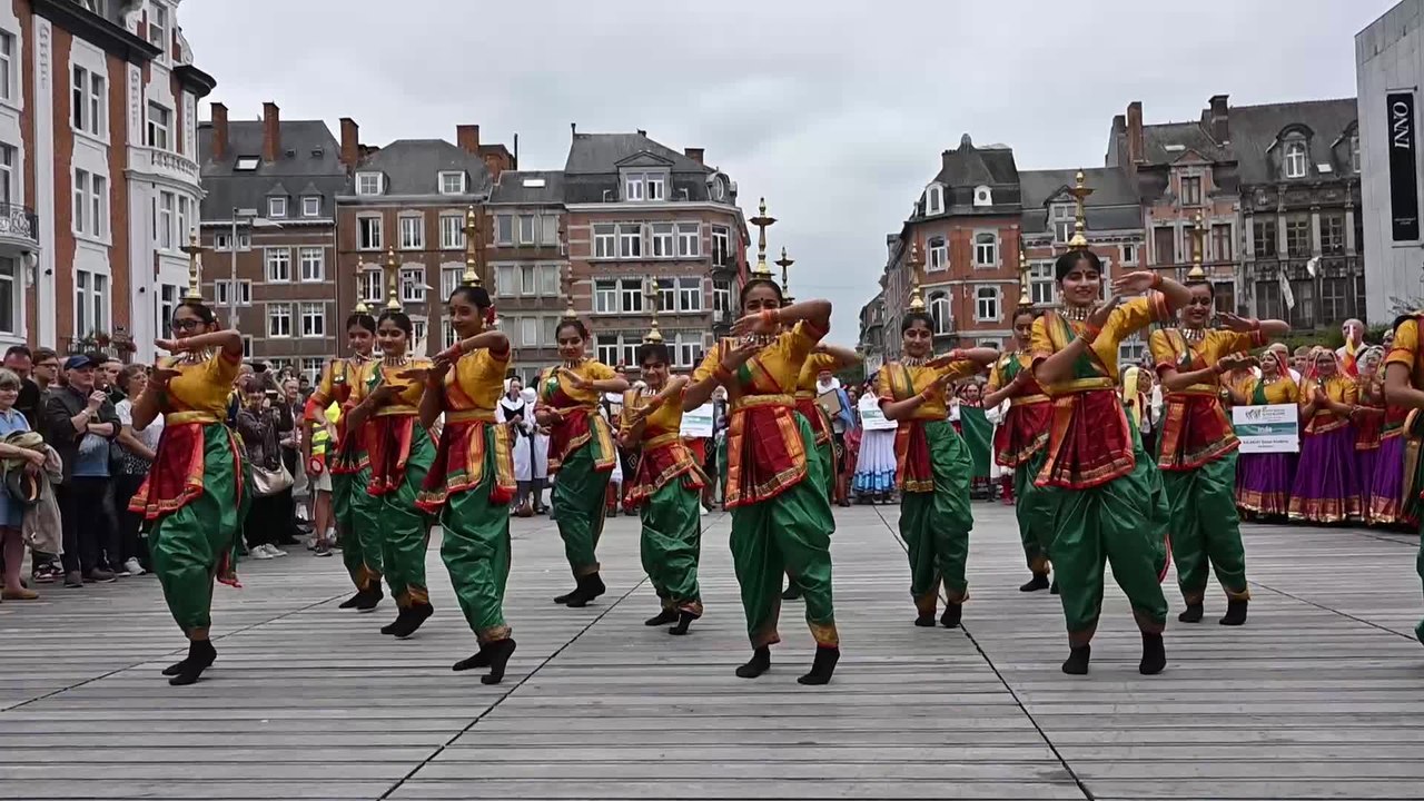 Les quelque 250 artistes du Mondial de Folklore ont défilé dans Namur