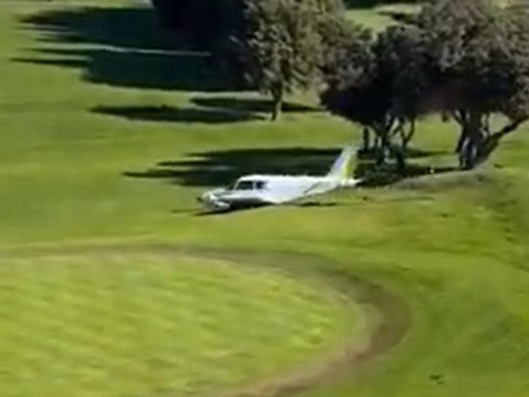 Bruchlandung: Flugzeug stürzt auf Golfplatz ab