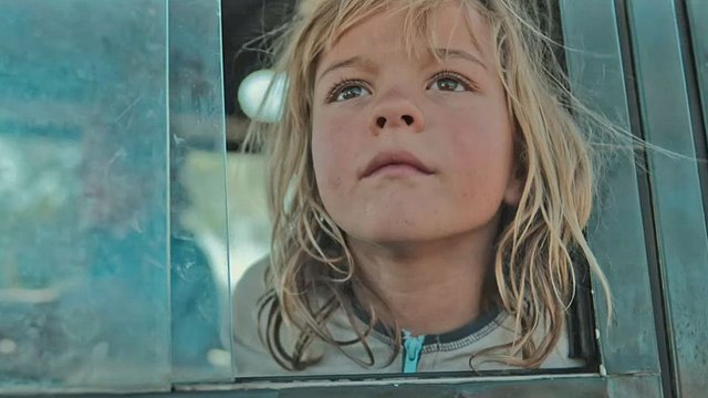 Don't Let's Go To The Dogs Tonight Bande-annonce VO