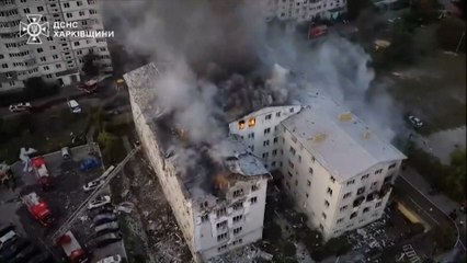 Ukraine : les pompiers sur le site d'une frappe russe à Kharkiv