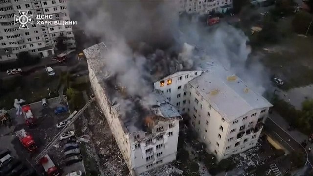 Ukraine : les pompiers sur le site d'une frappe russe à Kharkiv