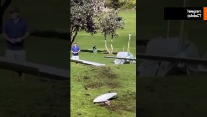 Video toont noodlanding van vliegtuig op Australische golfbaan