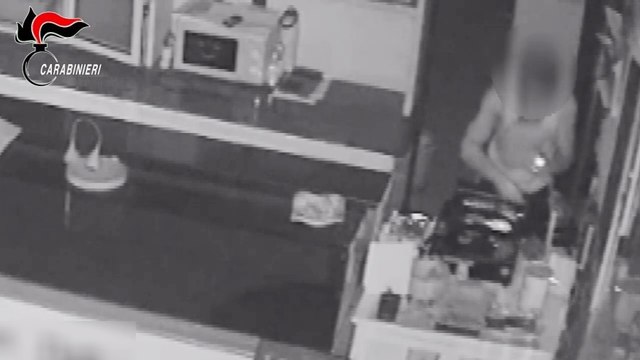 Furto in gastronomia, ladro si lancia dal tetto per sfuggire ai carabinieri (18.08.25)