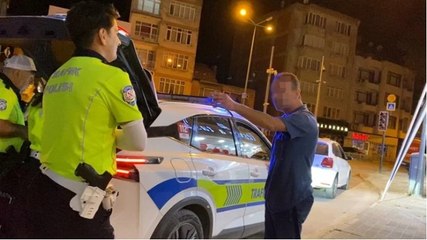 Otomobilini yol ortasına park edince ceza yazılan alkollü sürücüden polislere: Gelin size çorba ısmarlayayım