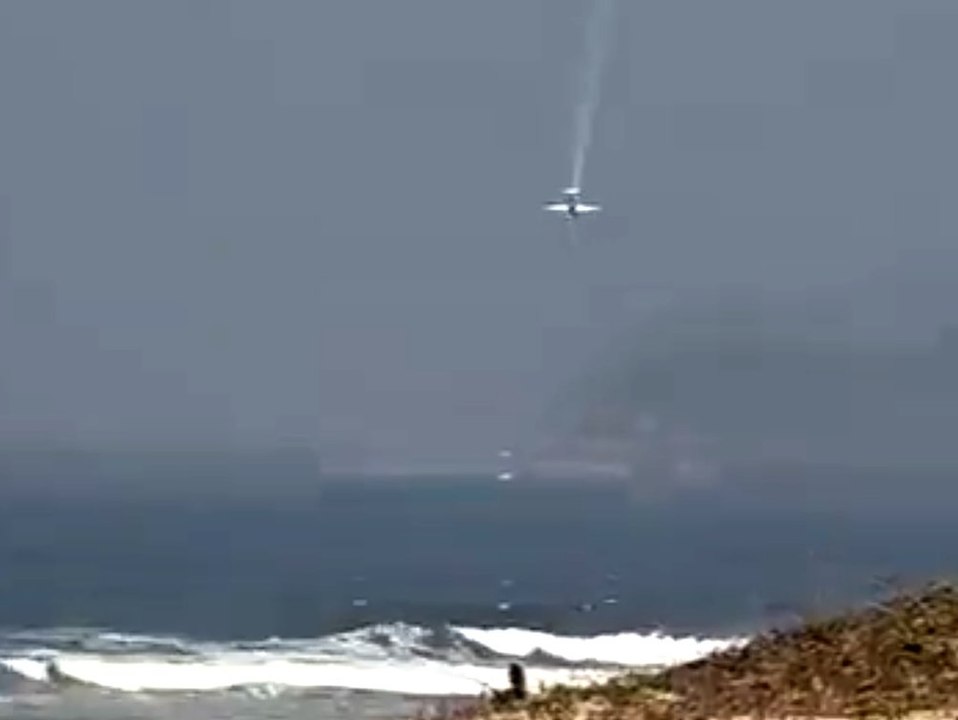 Flugzeug stürzt bei Flugshow ins Meer