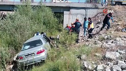 Otomobil dere yatağına uçtu: 2 ölü